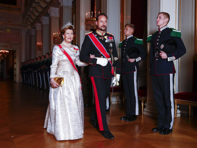 Queen Sonja and Crown Prince Haakon arrive for the gala dinner. Photo: Terje Pedersen, NTB scanpix